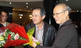 HLV Park Hang-seo nhận hoa từ bầu Đức.