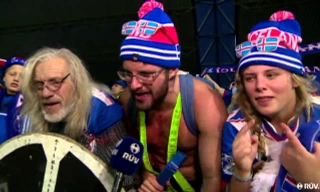 Các CĐV Iceland cho thấy tình yêu bóng đá mãnh liệt của mình.