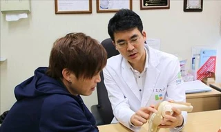 Bác sĩ xem xét chấn thương của Tuấn Anh.