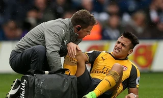 Alexis Sanchez lại dính chấn thương.