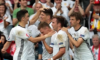 Gomez ăn mừng bàn thắng duy nhất của trận đấu.