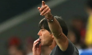 Loew lại có hành động mất vệ sinh.