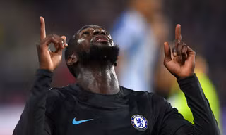 Tiemoue Bakayoko trên đường gia nhập AC Milan.
