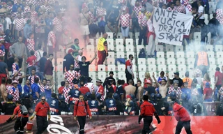 CĐV Croatia ném pháo sáng xuống sân để phản đối LĐBĐ Croatia.