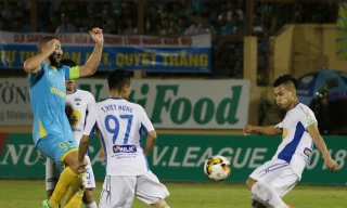 HAGL đánh rơi chiến thắng trước Sanna Khánh Hòa vì quyết định gây tranh cãi của trọng tài.