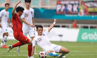 Pha tranh chấp bóng giữa cầu thủ Olympic Việt Nam vs Olympic Hàn Quốc.