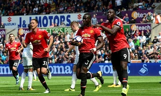 Bailly và đồng đội ăn mừng bàn mở tỷ số.