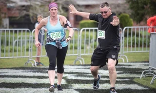 Võ sĩ Neville Knight (phải) và vợ.