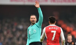 Mark Clattenburg thừa nhận sai lầm ở trận Arsenal thắng Hull City.