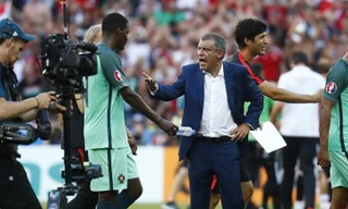 HLV Fernando Santos không hài lòng khi Hungary liên tục câu giờ ở những phút cuối.