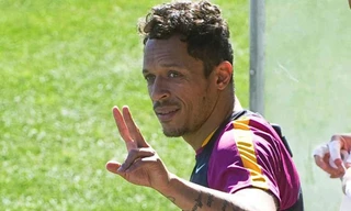 Adriano bị điều tra tội trốn thuế.