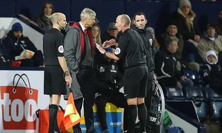 HLV Wenger tranh cãi với trọng tài Mike Dean.