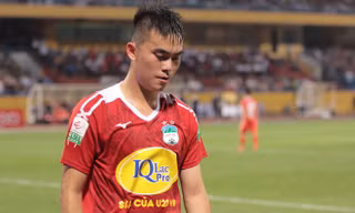 Bầu Đức xem xét lại chuyện lương thưởng của Tăng Tiến.
