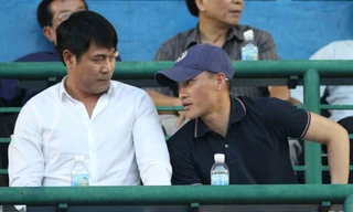 HLV Hữu Thắng (áo trắng).