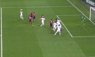 Ramos đã đứng dưới hàng thủ Atletico Madrid khi chạm bóng.