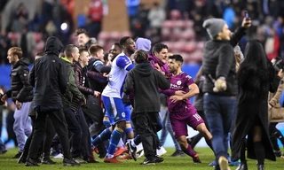 Aguero lao vào tấn công fan Wigan vì bị khiêu khích.