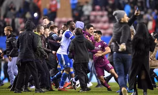 Aguero lao vào tấn công fan Wigan vì bị khiêu khích.