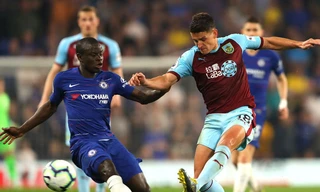 N'Golo Kante dính chấn thương trong trận đấu với Burnley.
