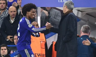 HLV Jose Mourinho muốn tái hợp với Willian.