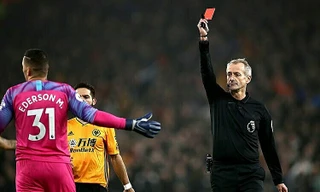 Thủ thành Ederson nhận thẻ đỏ ngay phút thứ 12.