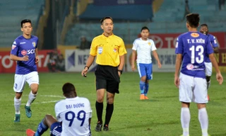 Trọng tài Phumarin Kamruen điều khiển trận CLB Hà Nội vs Quảng Nam tại vòng 25 V.League 2017. 
