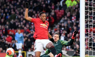Pha bóng dẫn tới chấn thương của Anthony Martial.