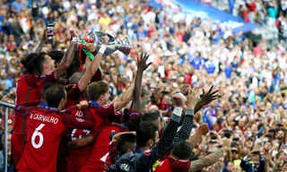 Các cầu thủ Bồ Đào Nha với chiếc Cup vô địch