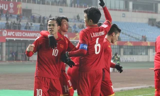 Đồng đội tặng quà đặt biệt cho Công Phượng.