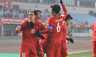 Đồng đội tặng quà đặt biệt cho Công Phượng.