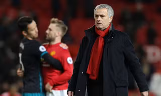 HLV Mourinho đổ lỗi cho trọng tài.