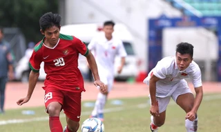 U18 Việt Nam trong trận đấu với Indonesia chiều nay. Ảnh: Zing