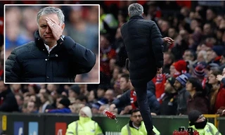 FA phạt HLV Jose Mourinho vụ đá chai nước vì cho rằng nó có thể gây nguy hiểm cho mọi người.