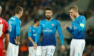 Nỗi thất vọng của các cầu thủ Arsenal.