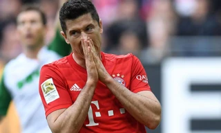 Bayern Munich thảm bại khi để Robert Lewandowski dự bị.