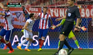 Carvajal định cắn Mandzukic trước khi tung ra 2 cú đánh nguội.