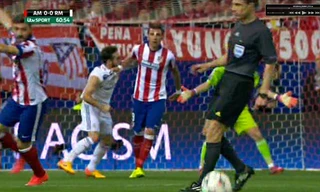 Carvajal định cắn Mandzukic trước khi tung ra 2 cú đánh nguội.