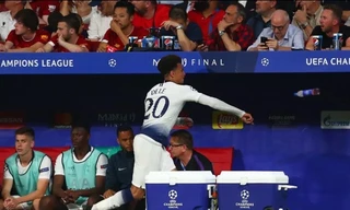 Dele Alli tức giận ném chai nước khi bị thay ra.