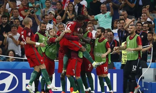 Niềm vui của các cầu thủ Bồ Đào Nha sau khi vượt qua Ba Lan để giành vé vào bán kết.