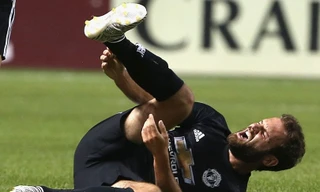 Mata dính chấn thương khá nặng.