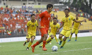 U22 Myanmar (áo đỏ) được thưởng 100.000 USD sau khi giành vé vào ban kết SEA Games 29