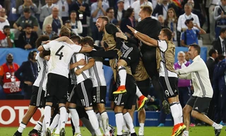 Các cầu thủ Đức ăn mừng sau chiến thắng nghẹt thở trước Italia.