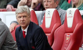 HLV Wenger không vui vì nhiều CĐV Arsenal liên tục phản đối mình.