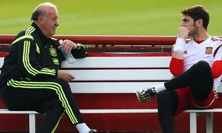 Del Bosque khó xử với Casillas.