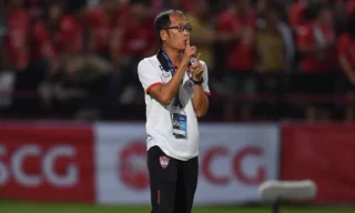 HLV Phairoj Bovornwattanadilok đang hứng “mưa” chỉ trích từ CĐV nhà.