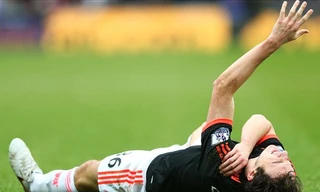 Darmian dính chấn thương khá nặng ở vai.