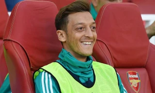 Mesut Ozil không có đóng góp gì đáng kể cho Arsenal suốt nhiều tháng qua.