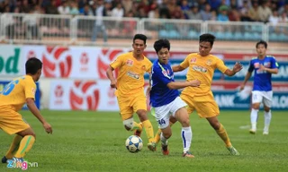 Công Phượng và các đồng đội ở HAGL bất lực trước hàng thủ CAND trong suốt 90 phút thi đấu chính thức. Ảnh: Zing