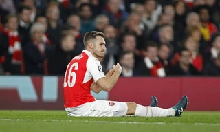 Aaron Ramsey dính chấn thương ở trận đấu với Liverpool.