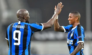 Romelu Lukaku ăn mừng bàn thắng vào lưới Bayer Leverkusen.