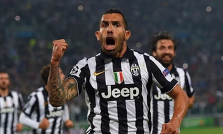Tevez ăn mừng bàn thắng trên chấm 11m.